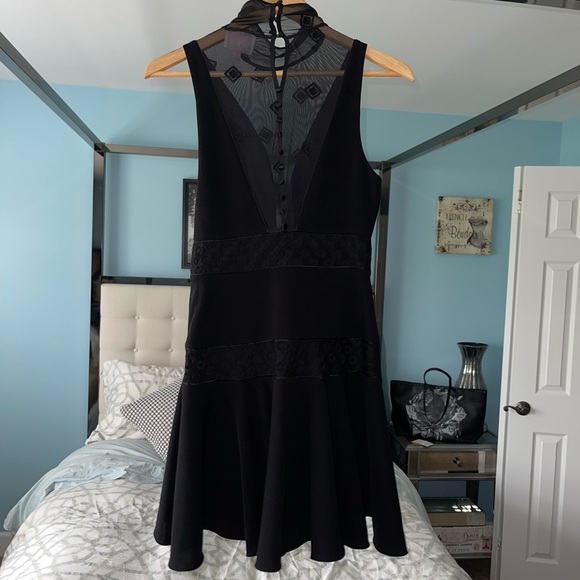 Cinq a Sept Concordia Dress in Black High Neck Lace And Embroidery Detail Sz 4 - Picture 6 of 8